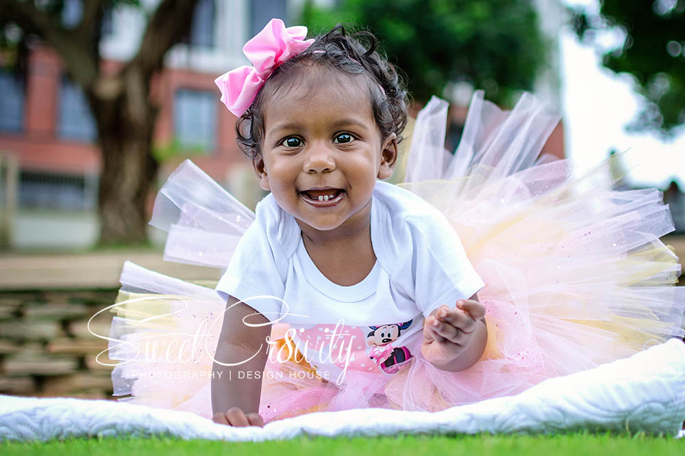 minnie mouse themed cakesmash,family shoot,one,umhlanga,chris saunders park,venesha,elaine and aveen lutchman,smashed cake,roses,tutus and bows,fingers in cake,happy baby,SweetCr8ivity